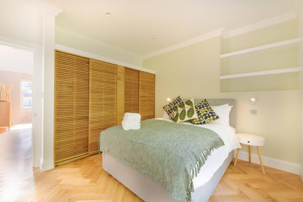 Stunning Two Bed Apartment Rh8 Londra Exterior foto